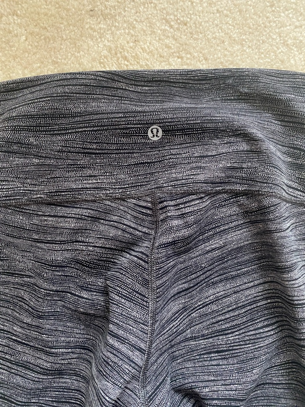 Lululemon cropped size 4 grey and black leggings - Picture 3 of 5